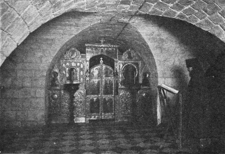 Первый храм во имя святители Гермогена в подземелье Чудова монастыря, где он скончался